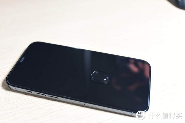 通透顺滑-倍思 iPhone12系列超瓷晶钢化膜