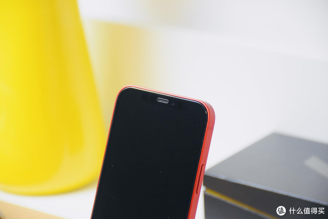 iPhone12选购钢化膜,以下要点谨记:色彩还原、抗指纹、防摔硬度