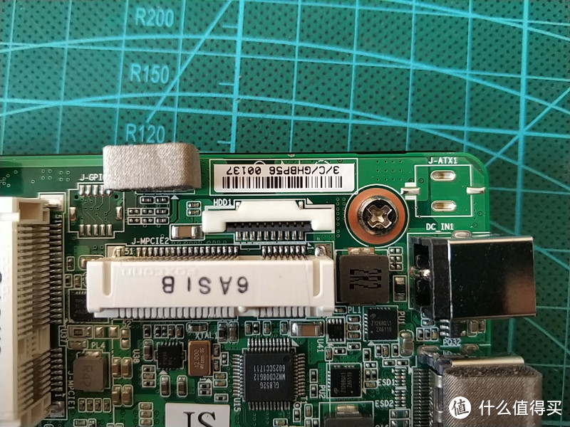 MINI PCIE插槽上方还有个技嘉专用sata+供电二合一硬盘卡座