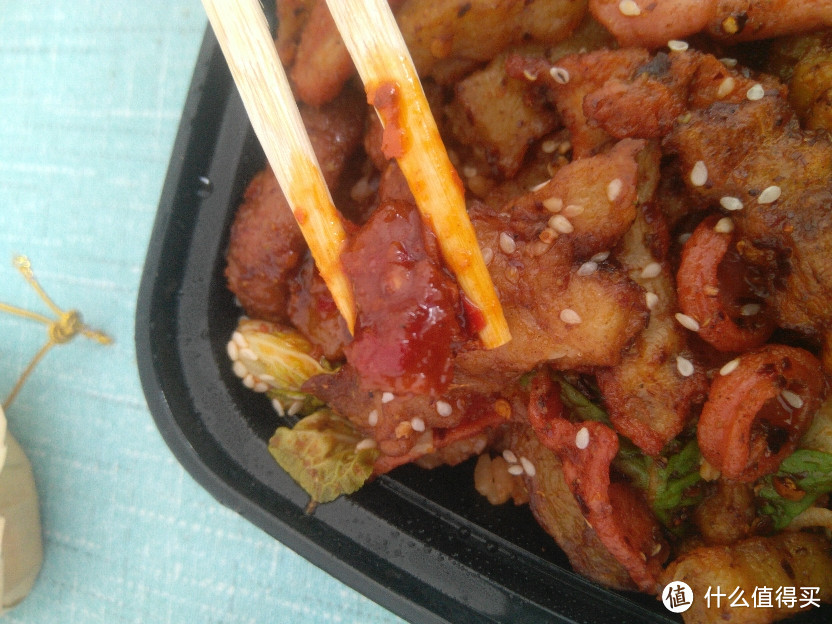 筷子里夹的是一块牛肉和一块香菇