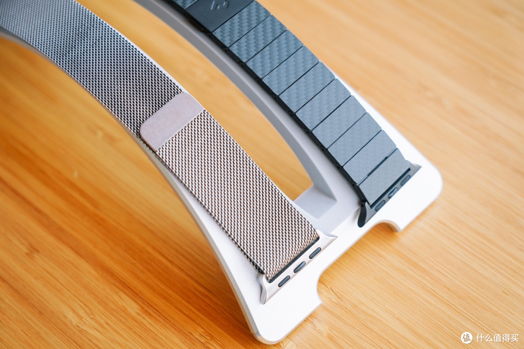 万物皆可碳纤维:PITAKA Apple Watch碳纤维表带+多功能卡包上手