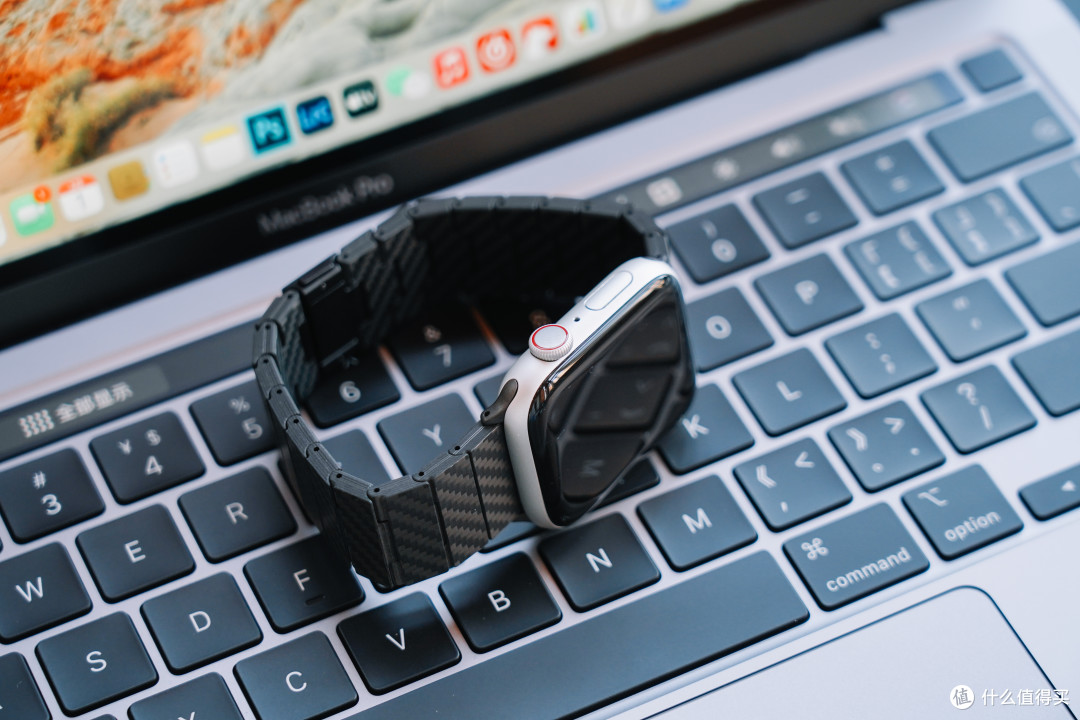 万物皆可碳纤维:PITAKA Apple Watch碳纤维表带+多功能卡包上手