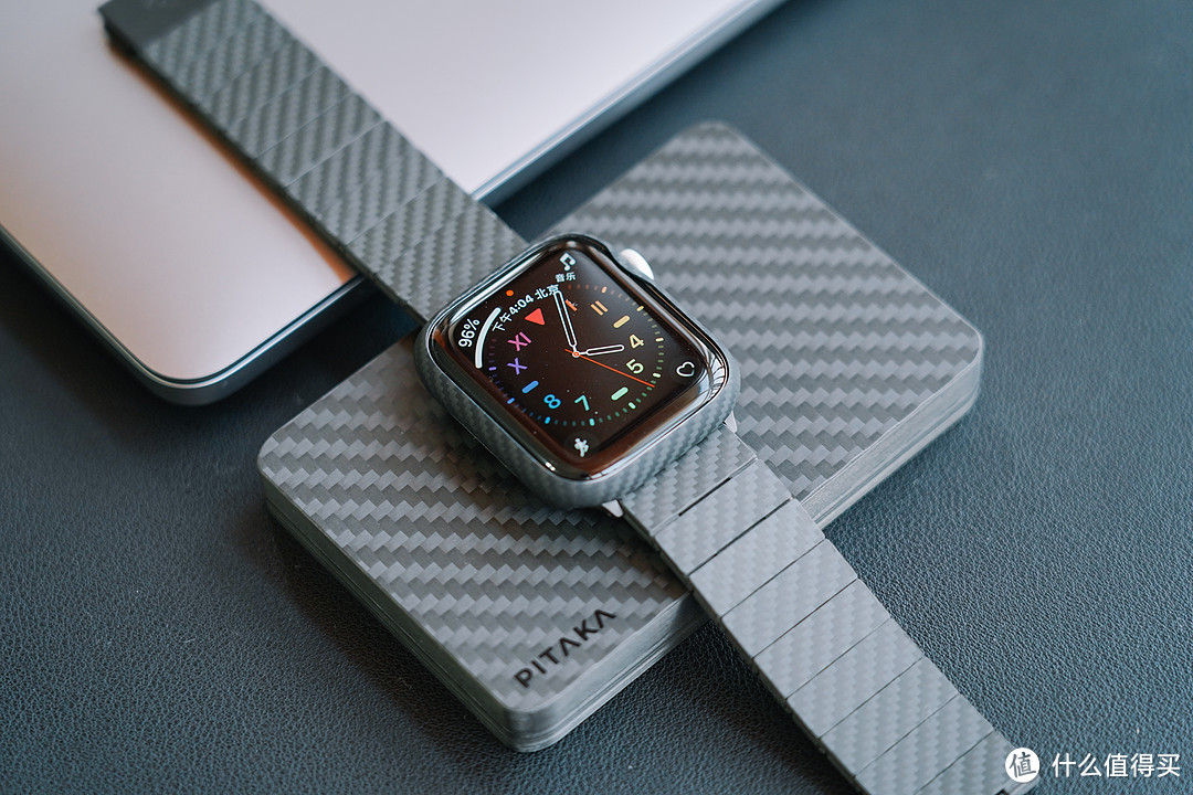 万物皆可碳纤维:PITAKA Apple Watch碳纤维表带+多功能卡包上手