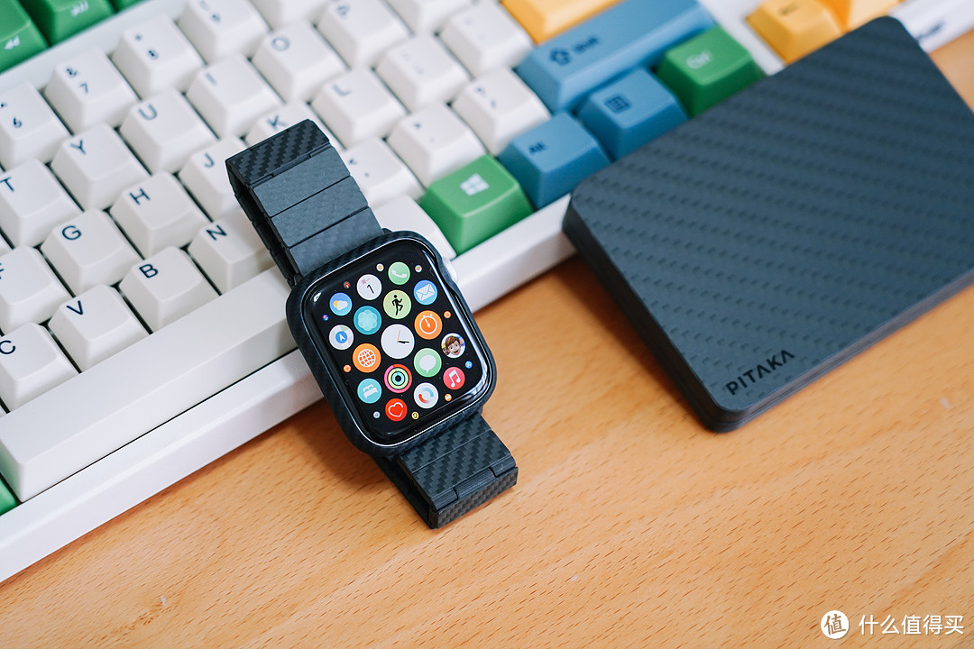 万物皆可碳纤维:PITAKA Apple Watch碳纤维表带+多功能卡包上手