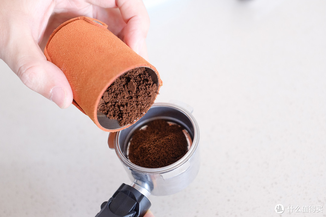将咖啡粉小心地倒入粉碗