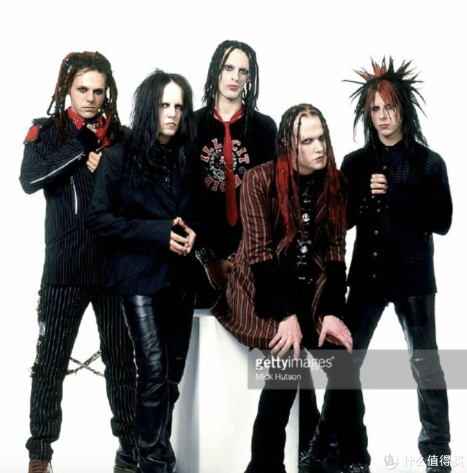 在大家的印象中,朋克是这样的:皮衣皮裤,满身铆钉,"莫西干"的发型五颜