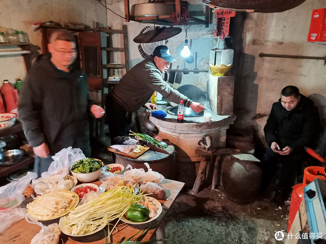 偏远农村的年夜饭走红，发朋友圈馋哭一大批，网友：羡慕了