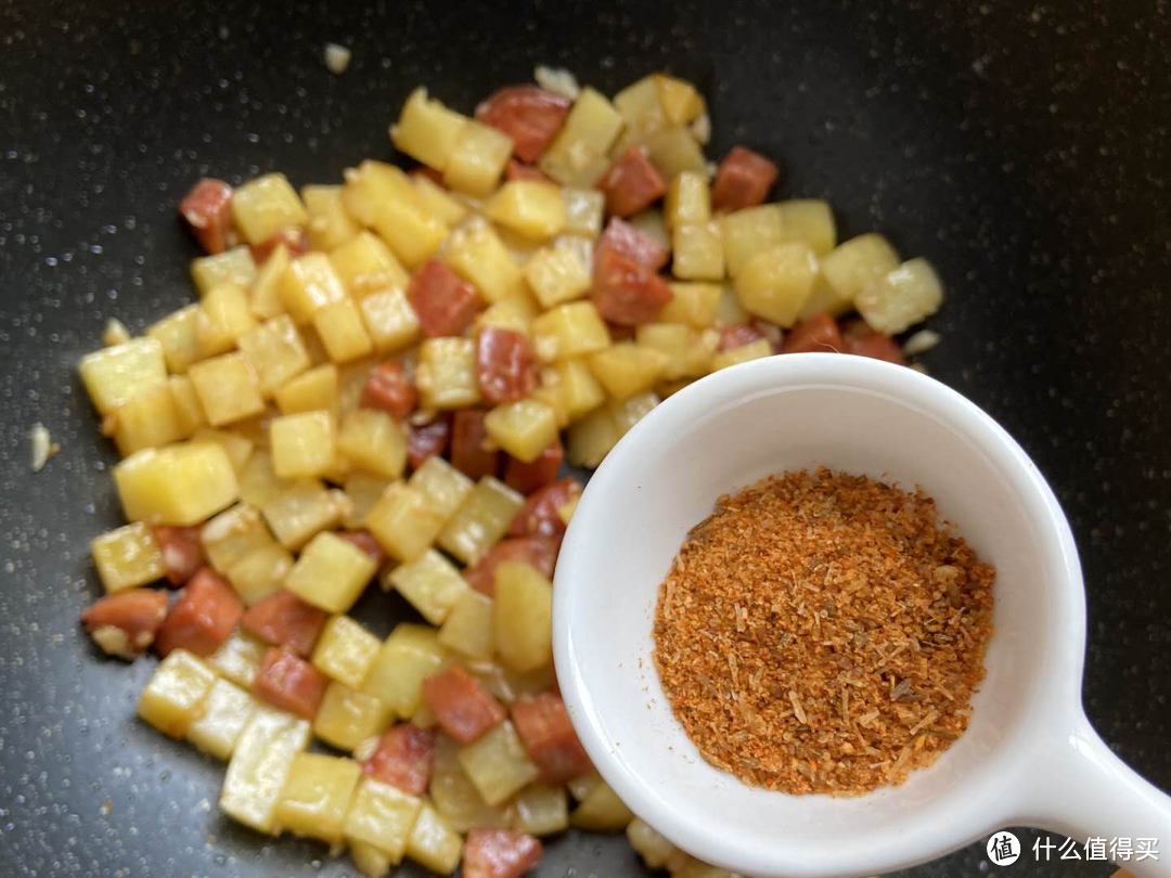 土豆这样做，香辣美味特下饭，比烧烤好吃，女儿隔三差五就馋它