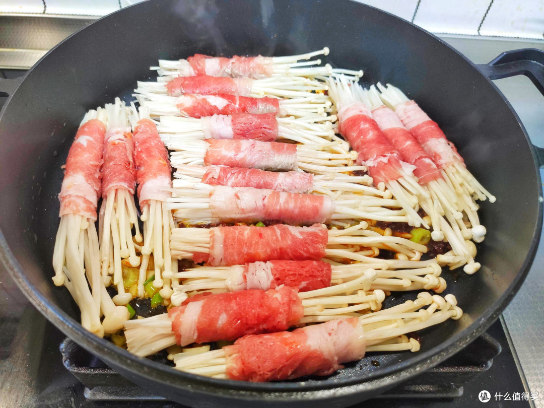 春节家宴继续,肥牛金针菇卷,香辣过瘾鲜嫩多汁,一口一口吃不停