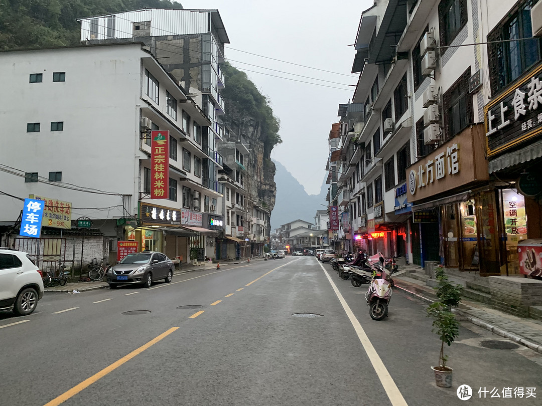 我们住宿的那条街，我们住的是一家民俗，就是居民家改建的酒店，条件还不错，具体价格不太清楚，老板娘人不错··