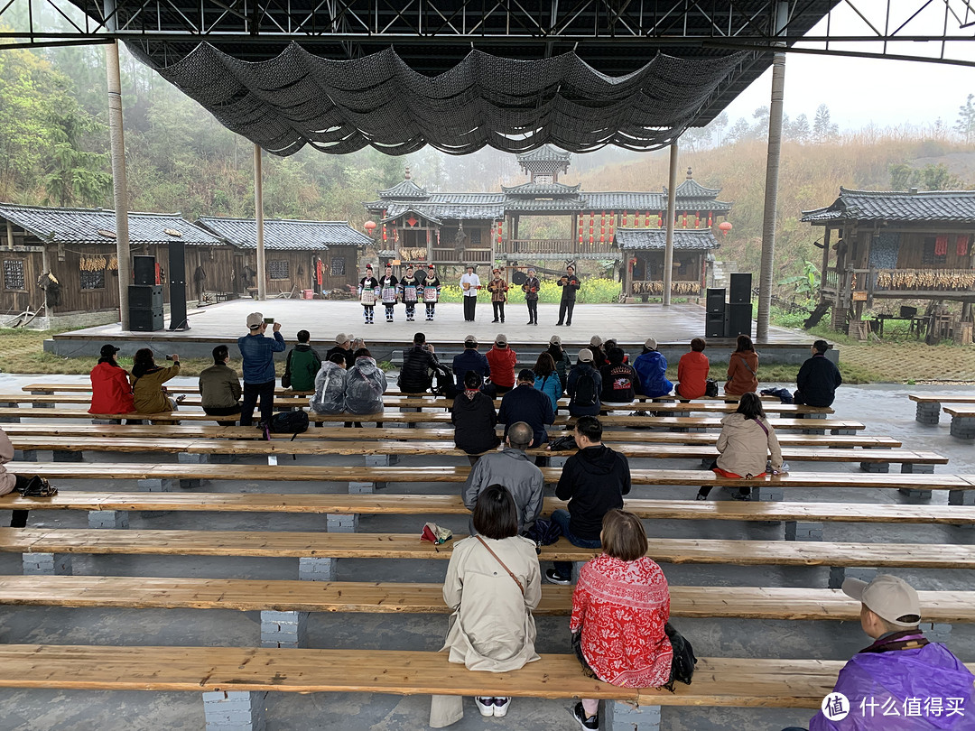 还有表演,一共只有三个节目,这是第一个··