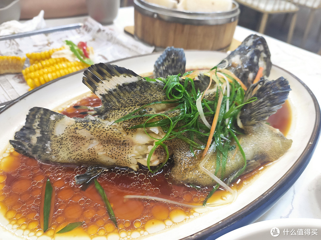 清蒸石斑鱼浇汁花甲,这个做法有点像本帮菜,是甜口的,蛤蜊肉很肥美没