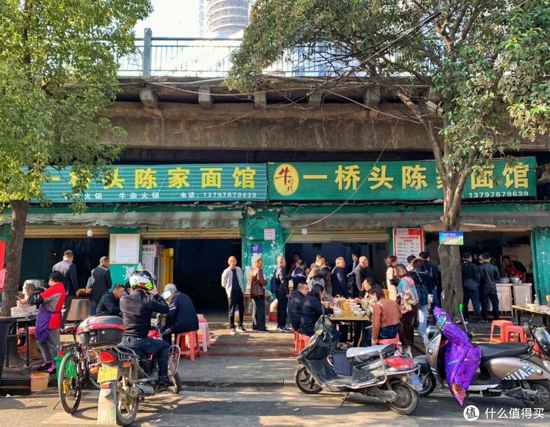 看完春节档，我被这座早餐吃牛肉面配黄酒的狂野城市馋疯了