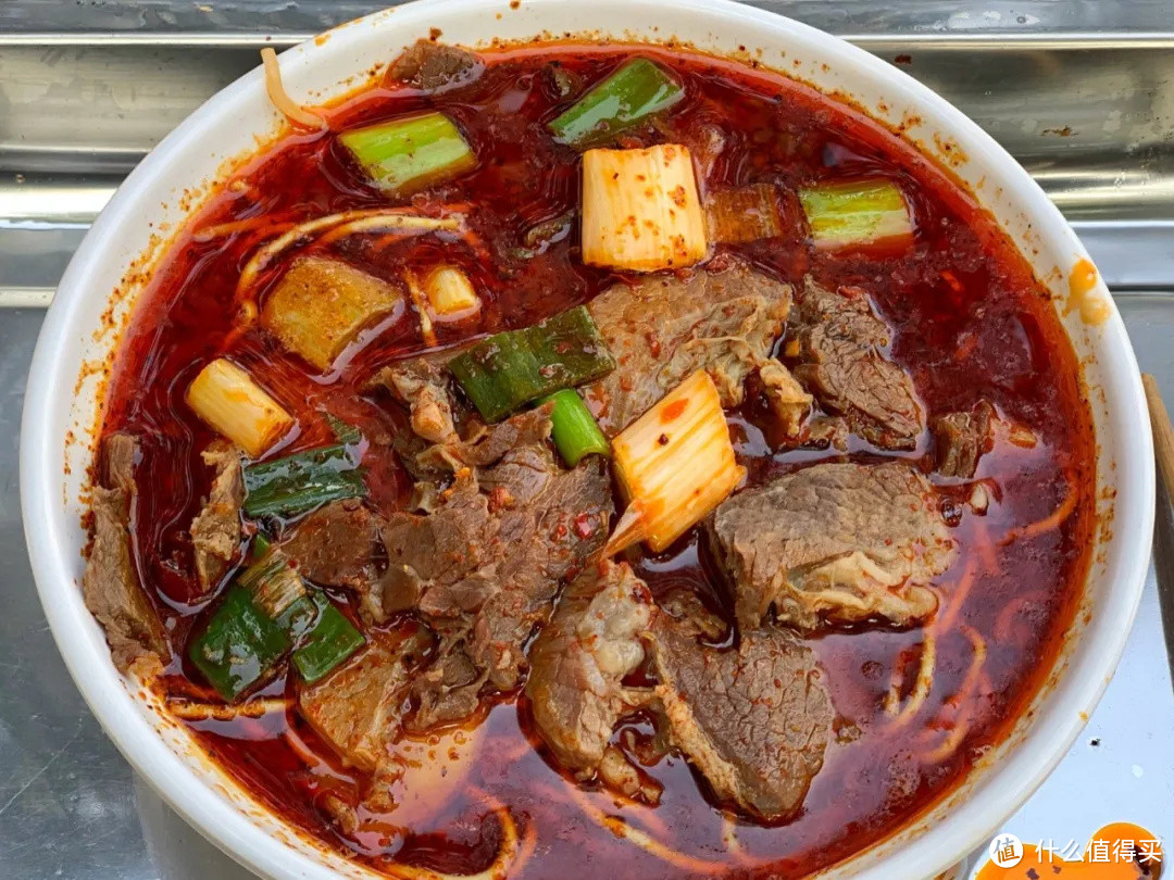 看完春节档,我被这座早餐吃牛肉面配黄酒的狂野城市馋疯了