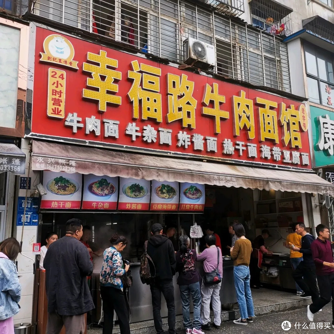 看完春节档，我被这座早餐吃牛肉面配黄酒的狂野城市馋疯了