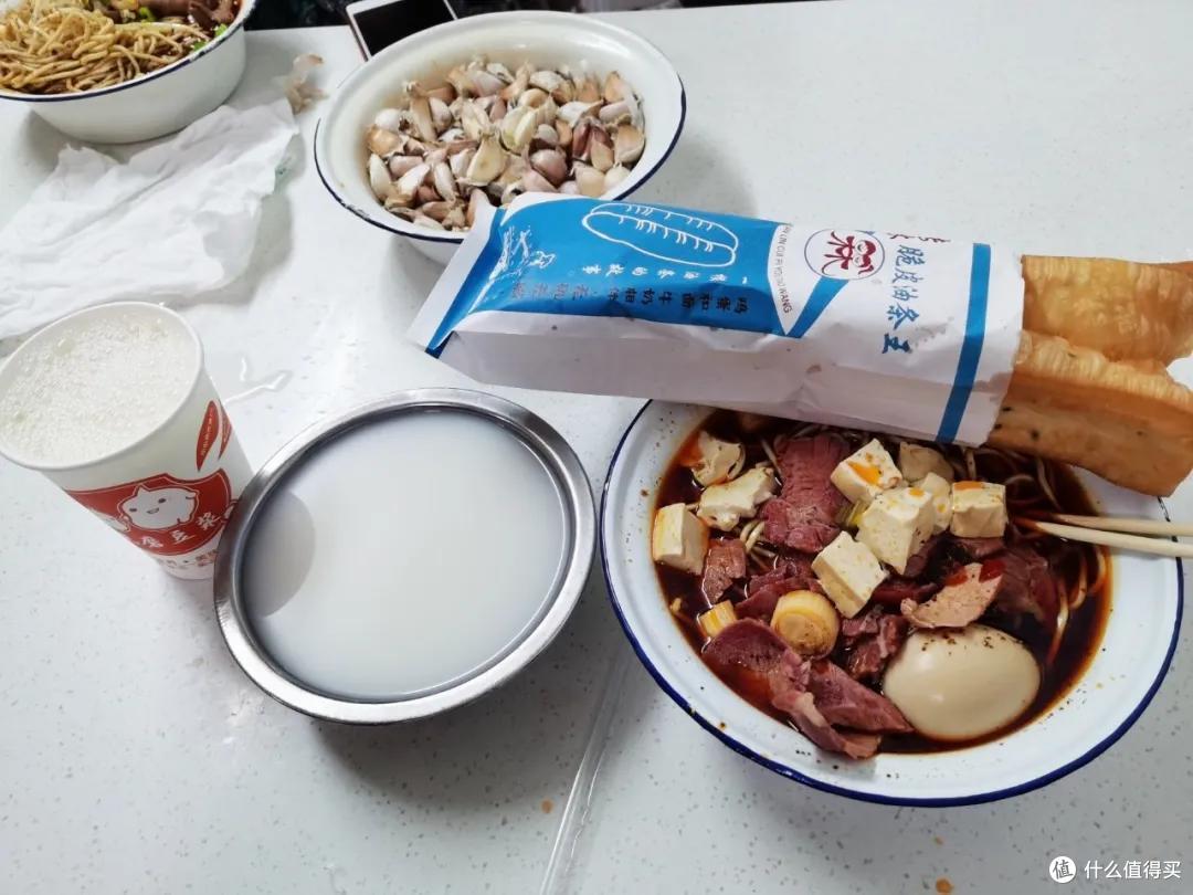 看完春节档,我被这座早餐吃牛肉面配黄酒的狂野城市馋疯了