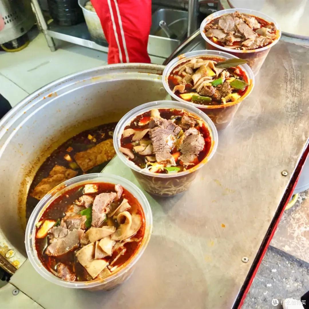 看完春节档,我被这座早餐吃牛肉面配黄酒的狂野城市馋疯了