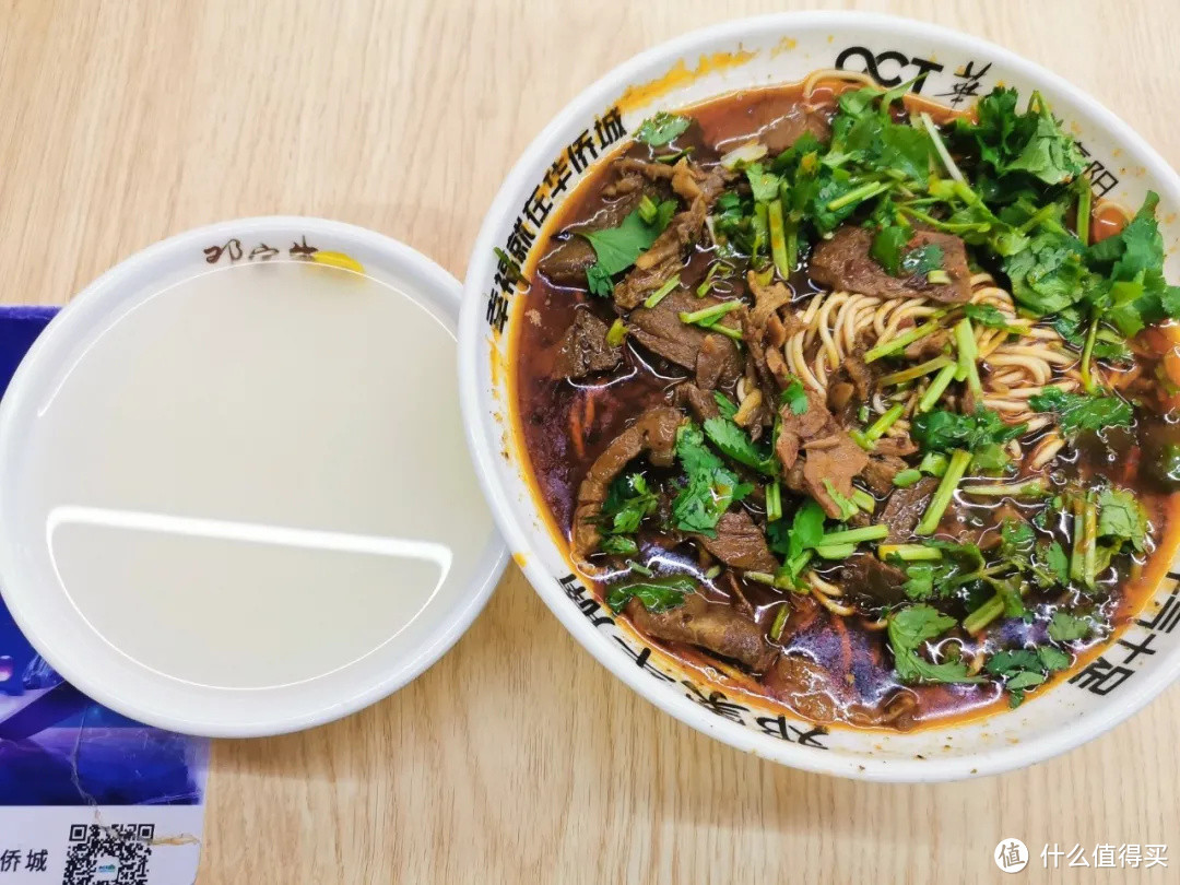 看完春节档,我被这座早餐吃牛肉面配黄酒的狂野城市馋疯了