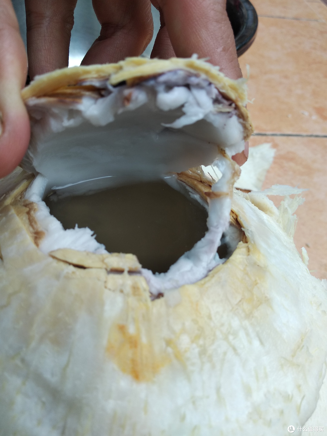 打开盖子，是满满的椰子水，清甜好喝，做炖蛋，只需要用一半不到的椰子水