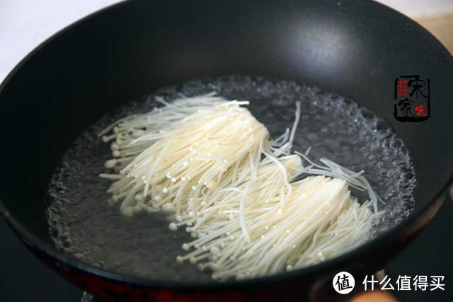 它是“入门级”大菜，酸辣过瘾味道棒，饭店经常作为招牌