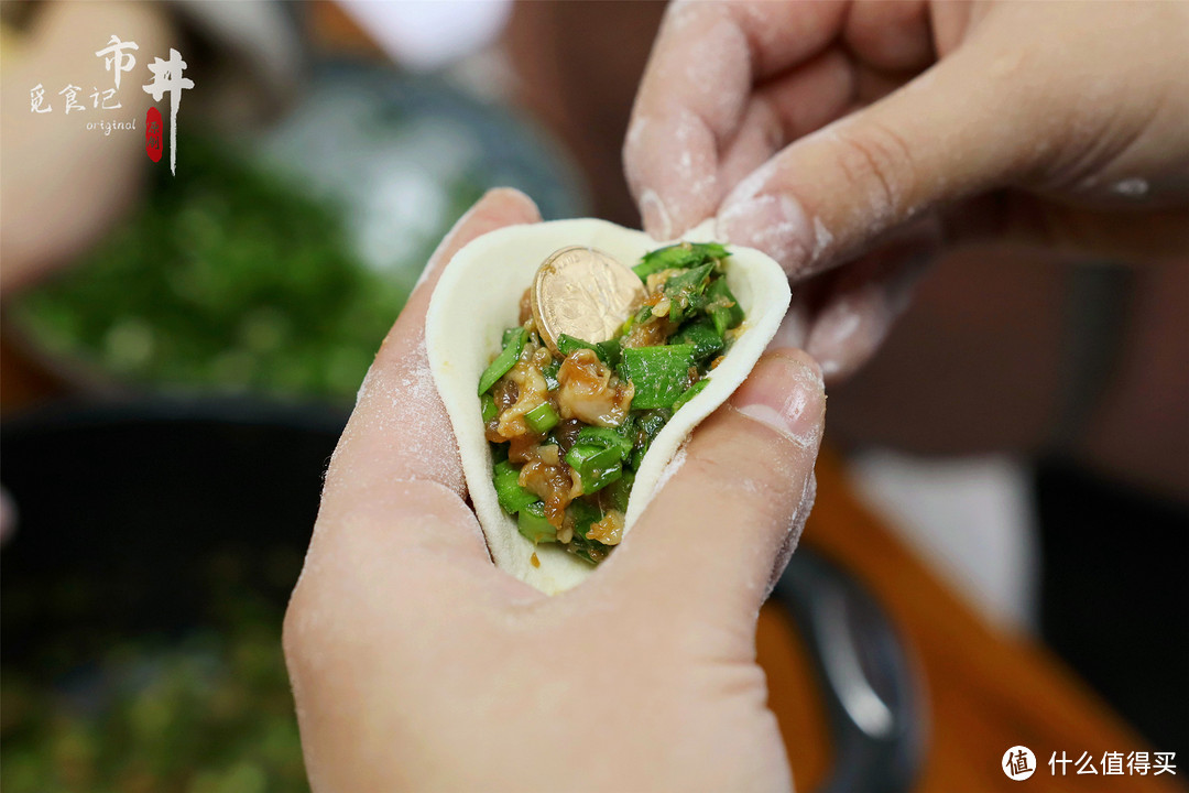 正月初五迎财神，要吃“生财”饺子，寓意长久生财，吉祥顺利