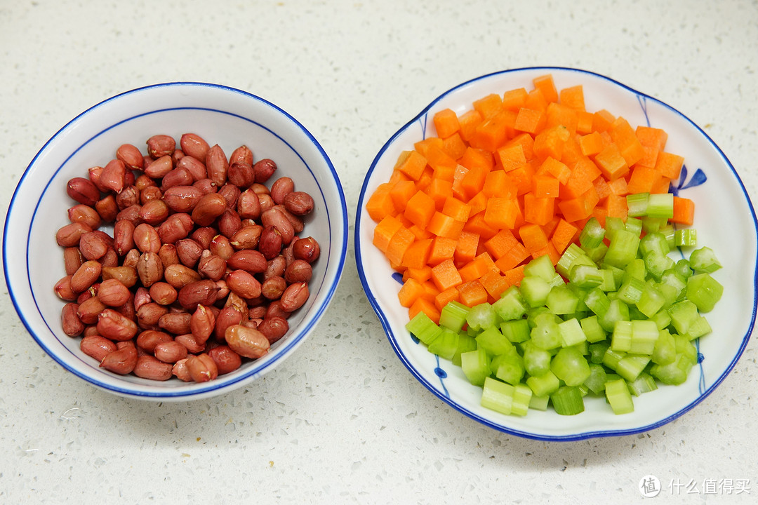 做“水煮花生米”，想花生入味有嚼头，煮几分钟是关键，下酒好菜