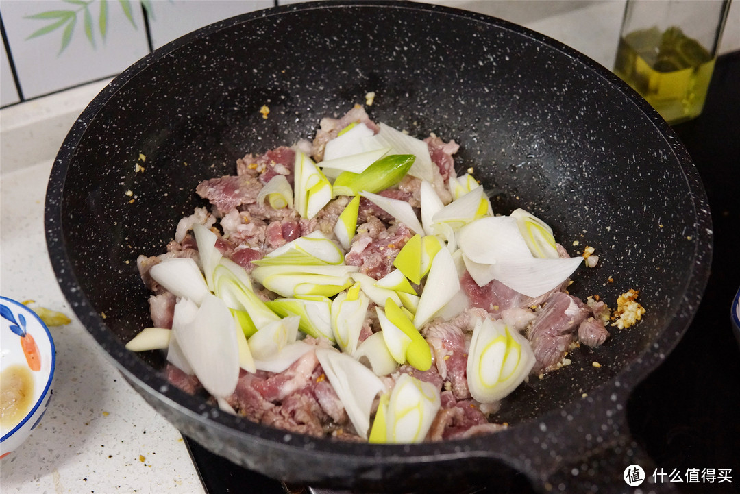 大厨教你葱爆羊肉的经典做法，羊肉鲜嫩，膻味小