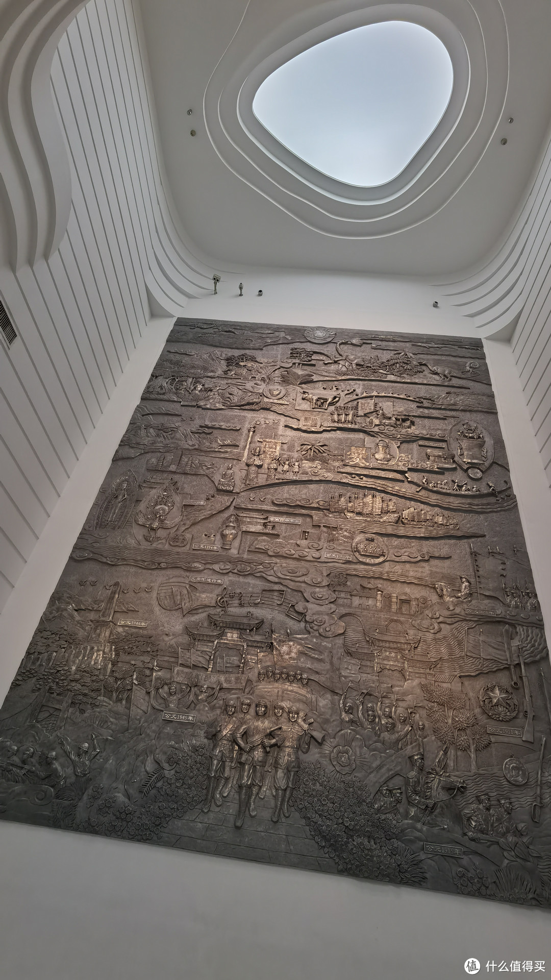 一整面墙的云南省历史脉络图，上下纵贯几亿年，从恐龙时代到解放云南