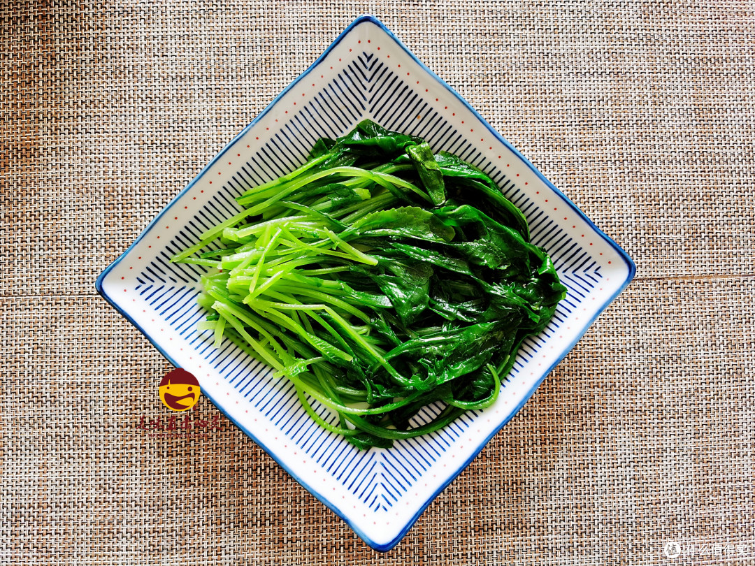 春天,遇到这菜不要错过,脆嫩营养又便宜,放锅中一烫,老好吃