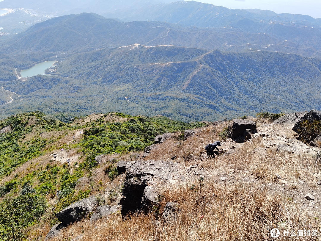 快到山顶，回望登山路