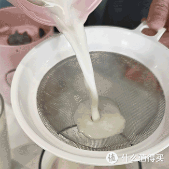 罗娅倒出豆浆的动态图