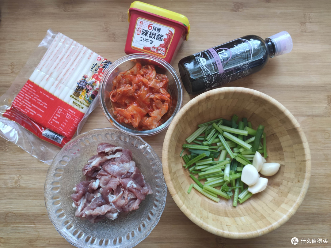 辣白菜与年糕天生一对,颜色诱人,香辣美味,煲剧必备小零食