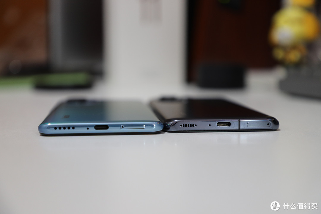 两边手机厚度差不多，小米11是贴膜的原因显得更厚一点