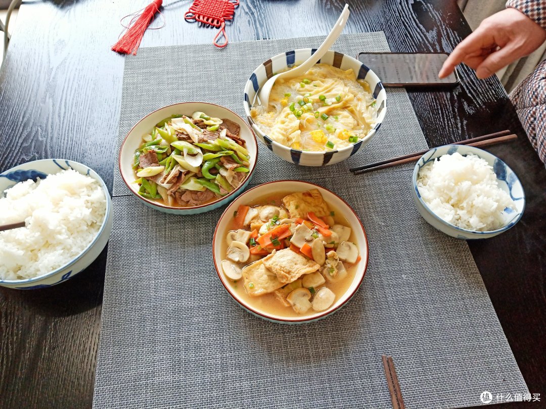 羊脖子炖萝卜,其实是个炖菜,上一餐没吃完,这一餐加了点金针菇,略煮一