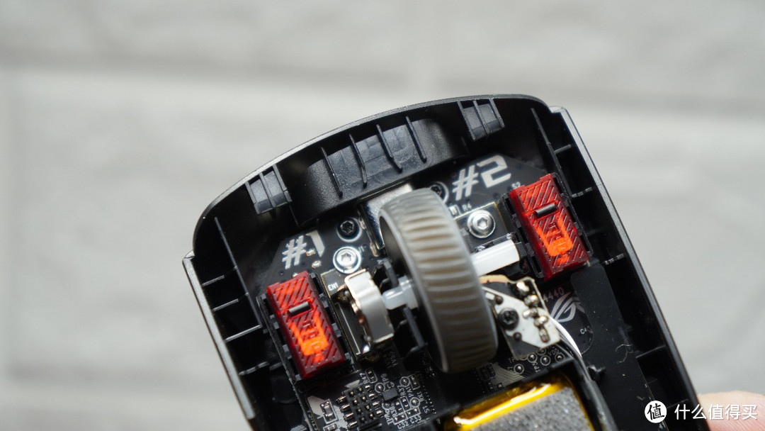 轻量化的三模电竞鼠标，可换微动的ROG月刃无线版蓝牙鼠标