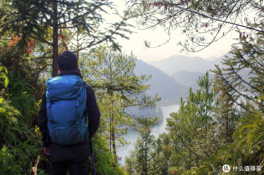 春季户外旅游徒步登山，应该准备哪些基础的装备？