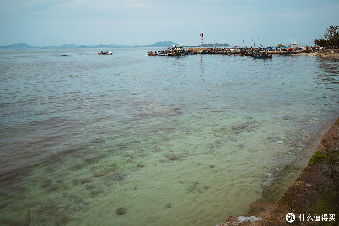 西岛的海水还是很清的，可惜我们去的那天天气不太好