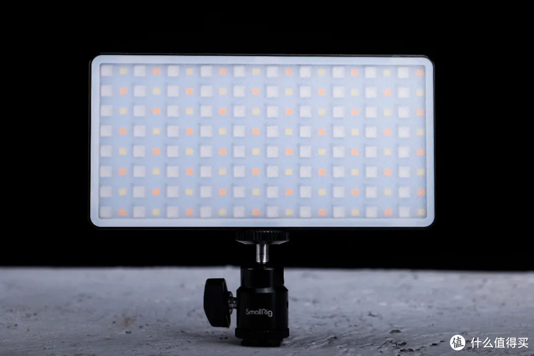 拥有12种灯效的补光灯：斯莫格 Pix M160 RGB补光灯