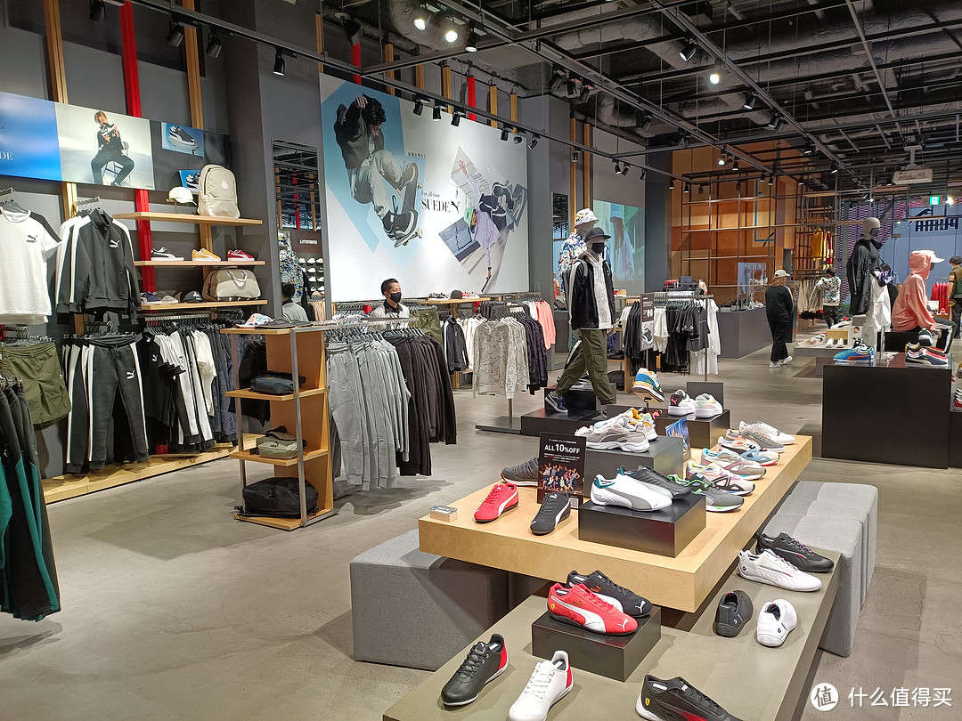 带大家走访日本大阪球鞋圣地心斋桥，特别逛一下亚瑟士（Asics）旗舰店