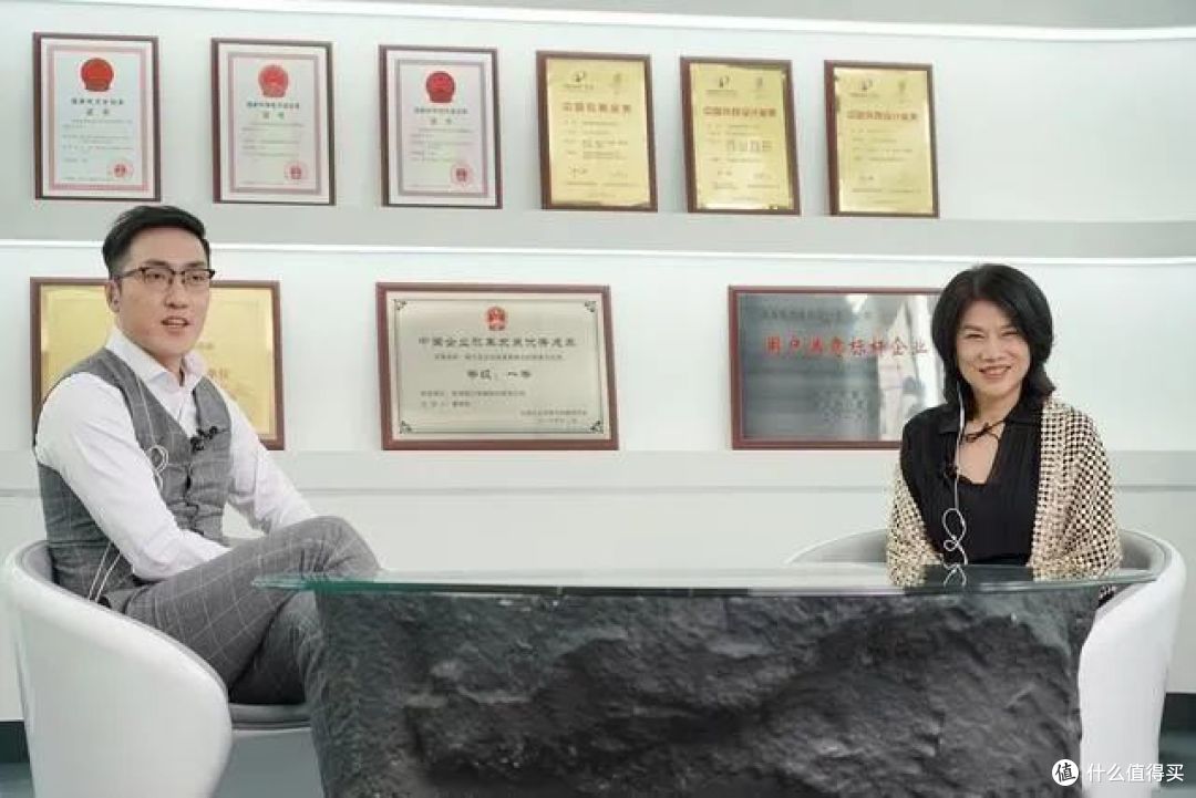 66岁董明珠『逆生长』，衣品提升了八个 Level 都不止！