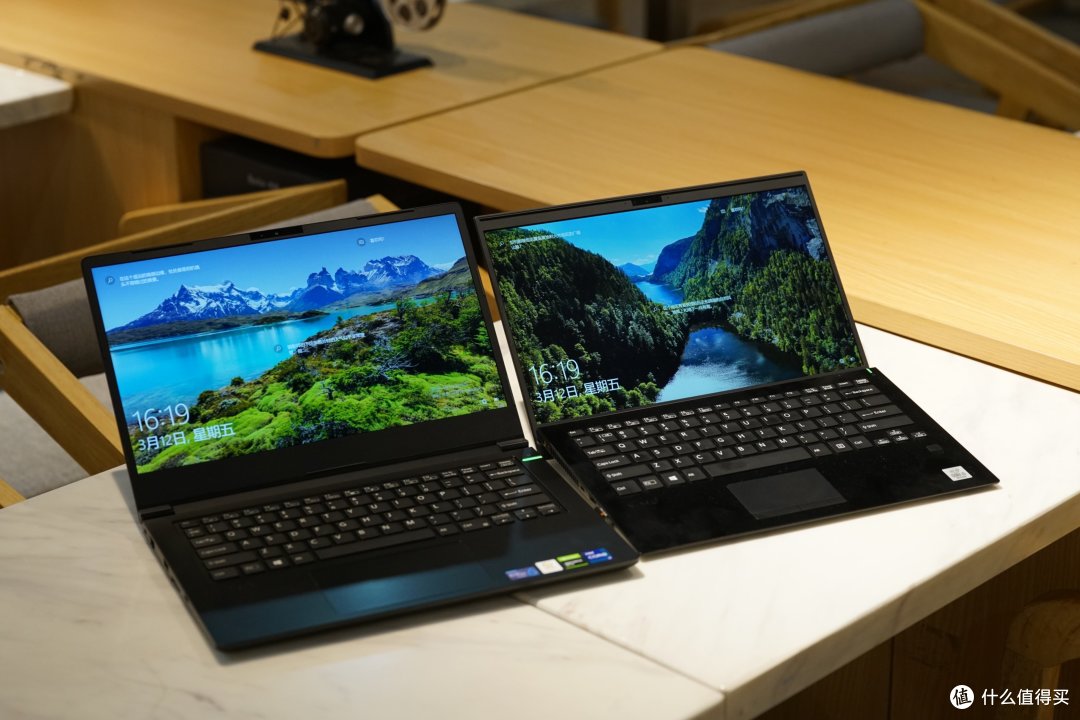 左：VAIO FH14Pro；右：VAIO SX14