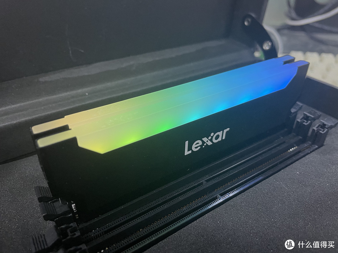 雷克沙（Lexar）DDR4 3200频率 台式机内存条-HADES RGB灯条(C16)