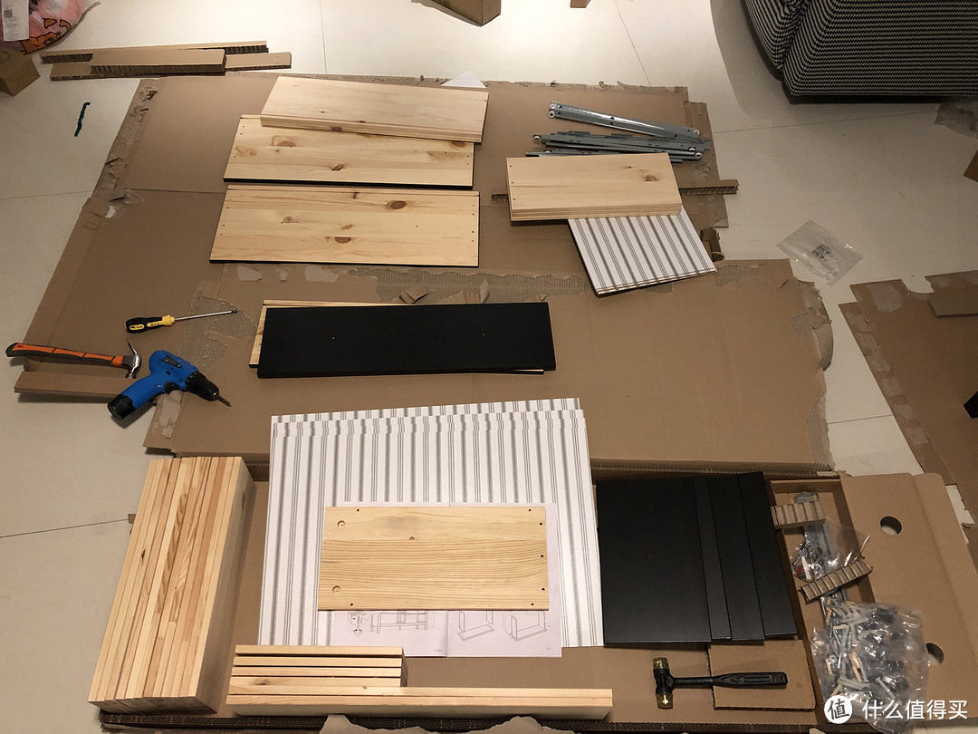 这里全是抽屉的板件，抽屉地板以及柜子背板是纤维薄板，其他是松木板，没有啥气味