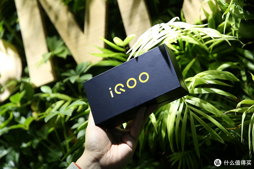 《到站秀》IQOO Neo5 智能手机：自带独显芯片的870旗舰新军