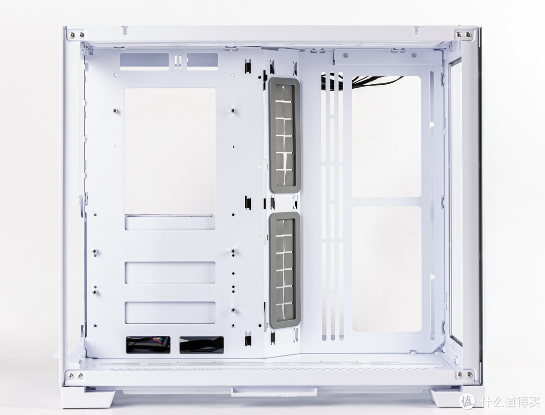 机箱内部都是钢结构，可以看到主板为螺柱的螺丝孔特别多，可以支持IO在后面的各种主板位上下移动（左右和转向不能哈，这个要支持的话估计结构都得大概），电源的出线处是灰色橡胶理线圈，右边还支持240/280冷排