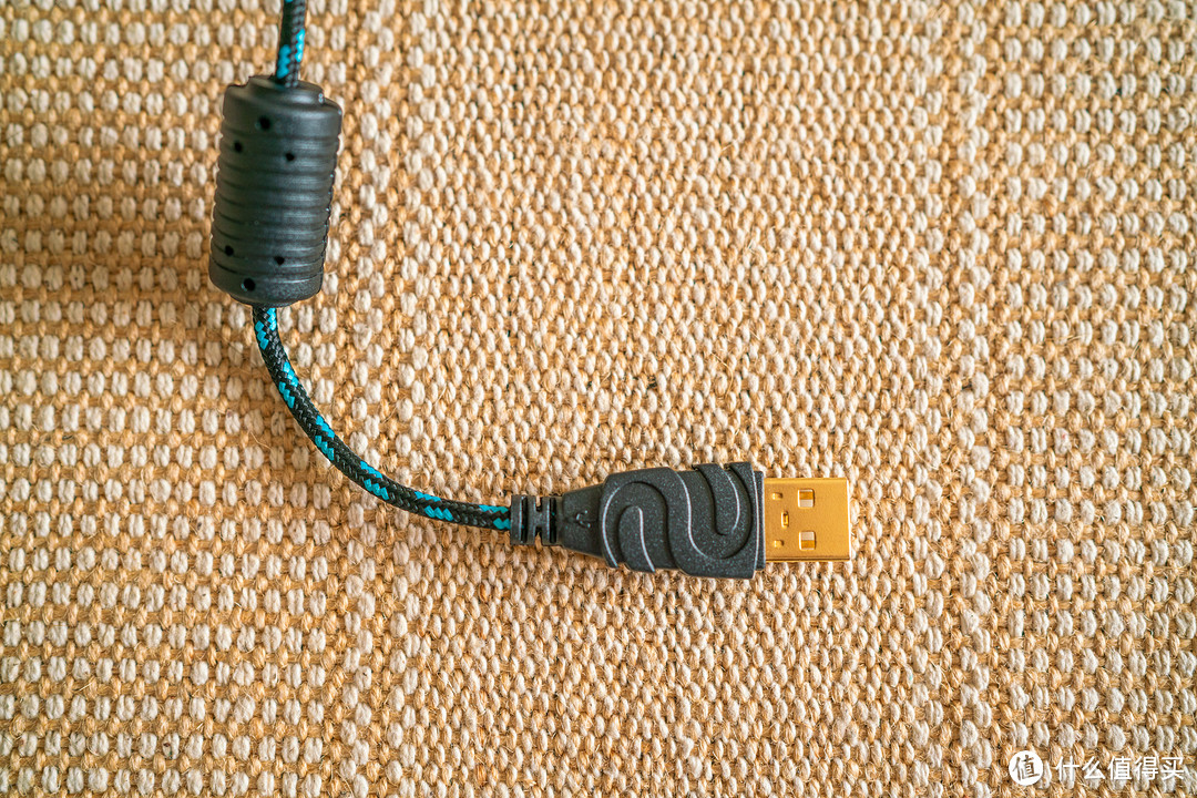 鼠标USB接头特写，镀金自然是不可或缺的，毕竟当年百元级GX家族~防磁屏蔽线圈也是标配