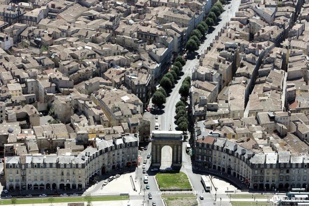 ▲ 波尔多最热闹的古城门之一，Porte de Bourgogne