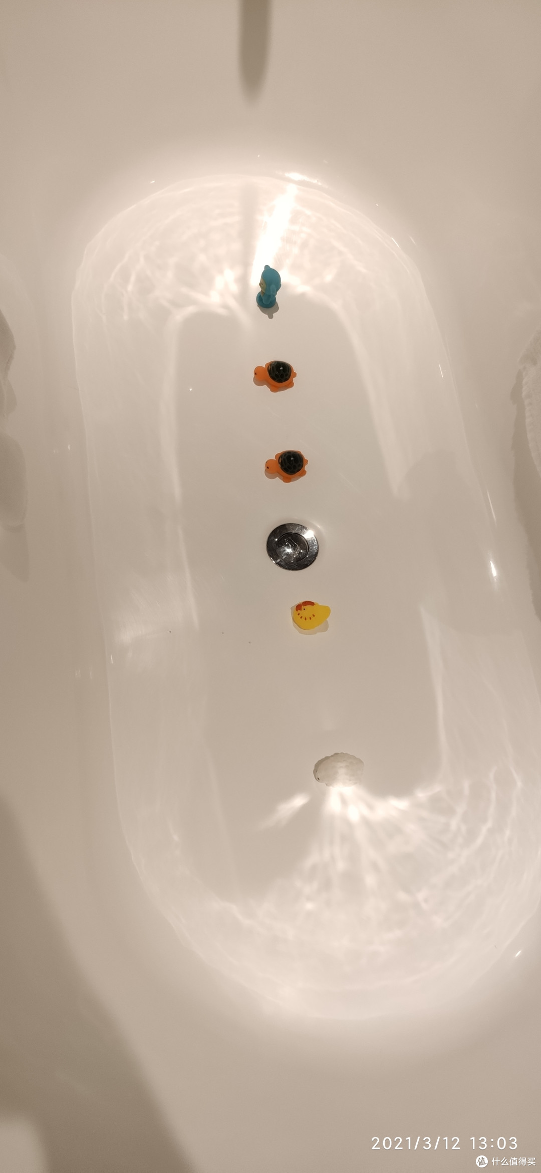 浴缸里面还有小玩具