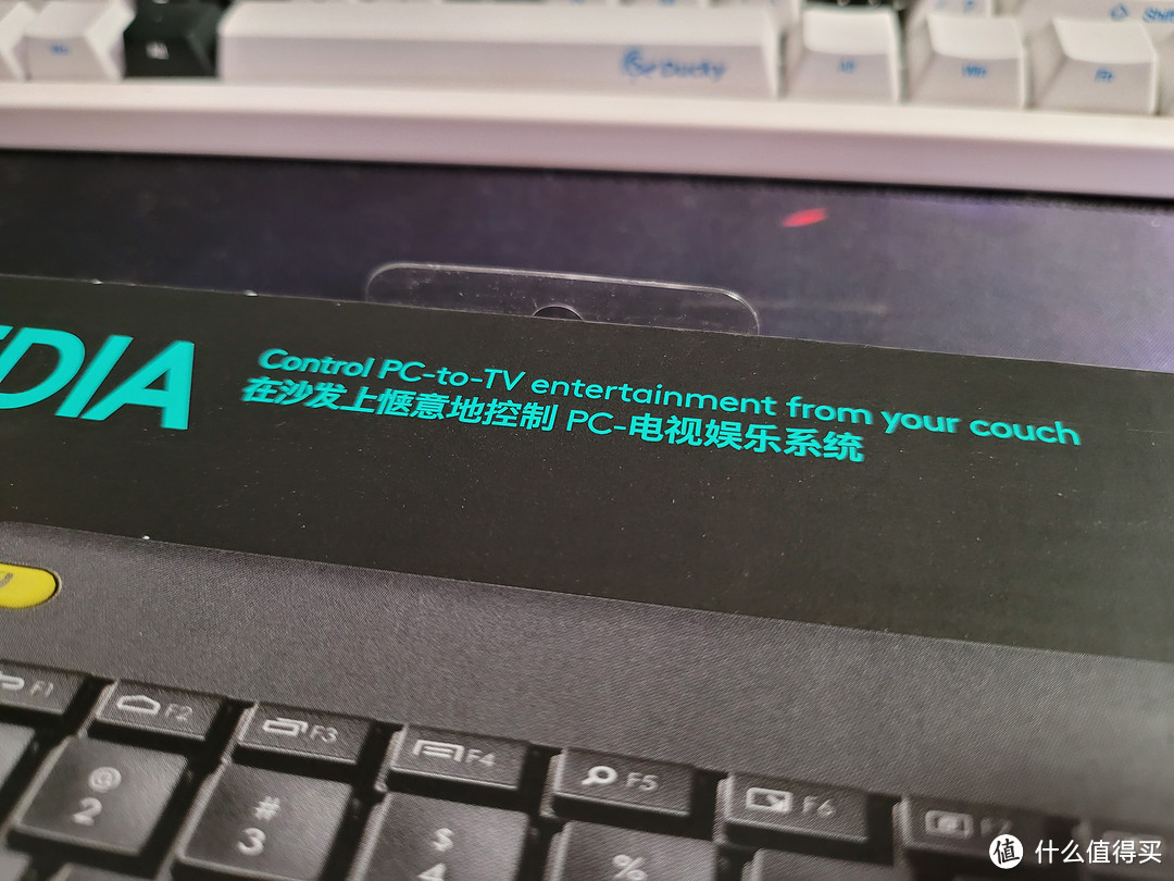 想窝在沙发上用电视玩电脑？那罗技K400+一定是最佳伴侣