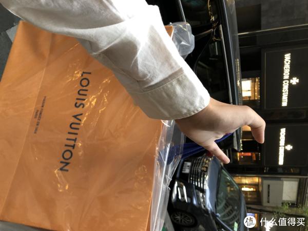 买完出来，那天下雨，店员还给套了个塑料袋